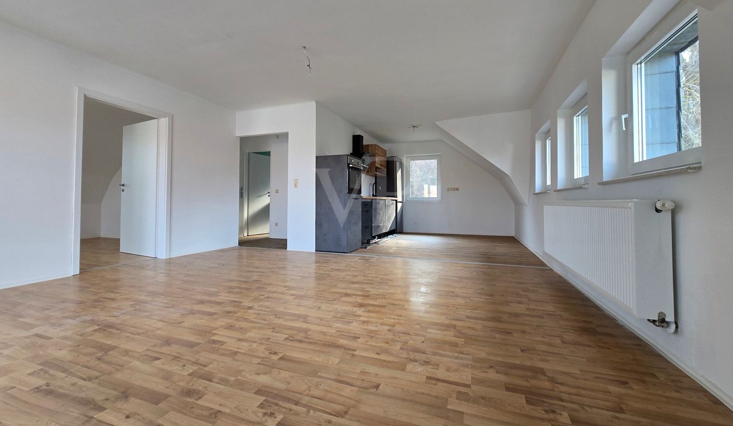 DG Zimmer 01 mit Einbauküche neu Stand Sanierung 2024