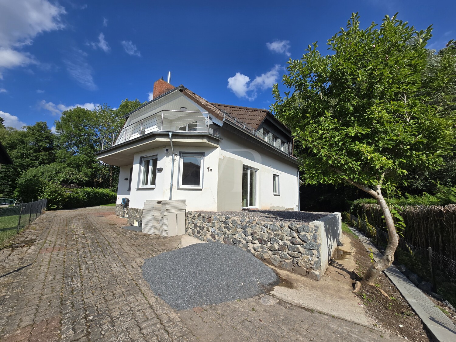 Ansicht Süden mit Zufahrt und Terrassenausbau vorbereitet Stand Sanierung 2025