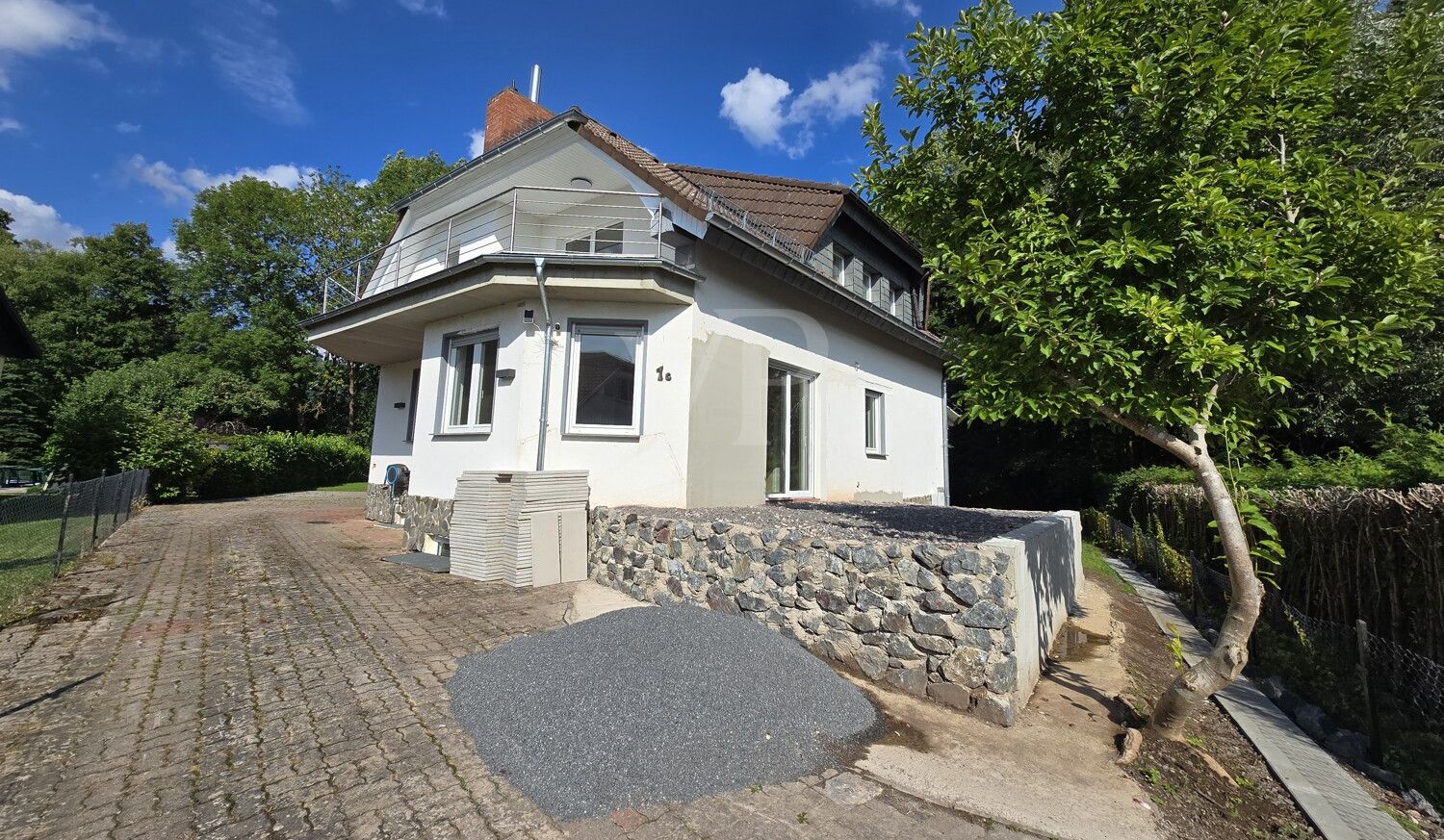 Ansicht Süden mit Zufahrt und Terrassenausbau vorbereitet Stand Sanierung 2025