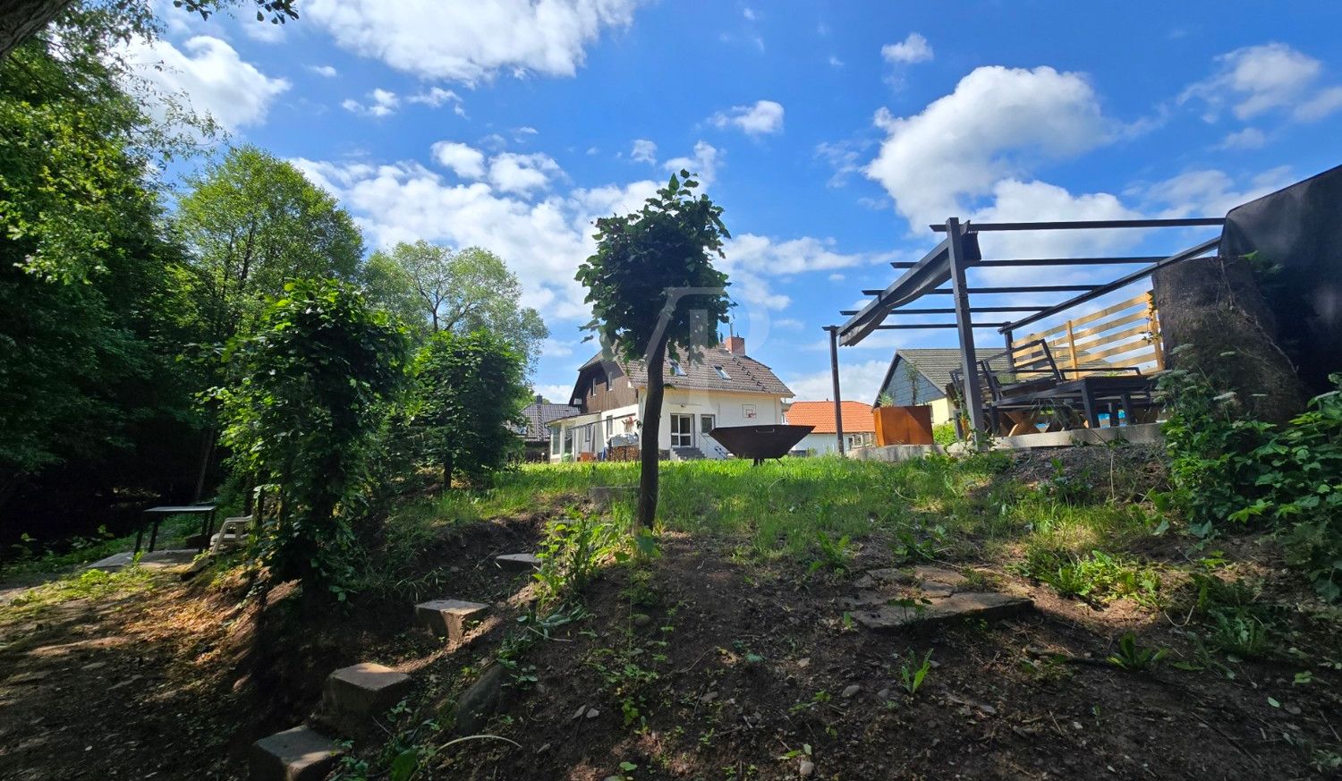 Ansicht Gartenbereich mit Flussufer/Hangblick