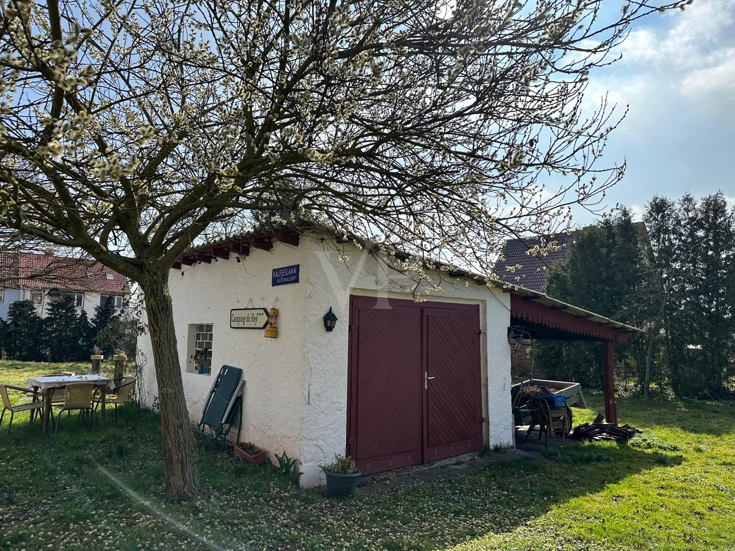 Ansicht Gartenbereich mit Garage