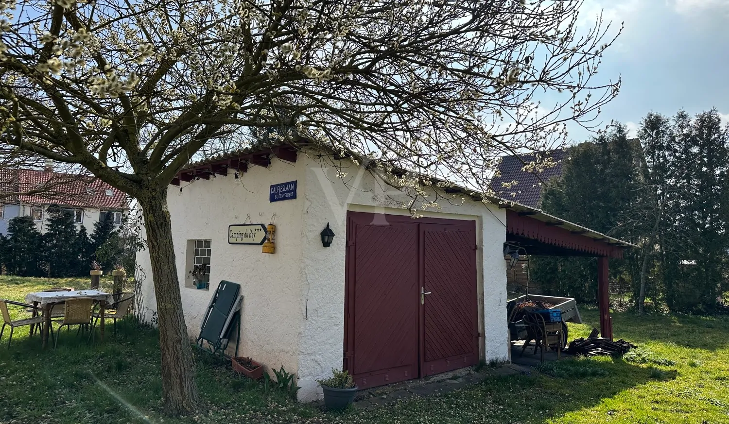 Ansicht Gartenbereich mit Garage