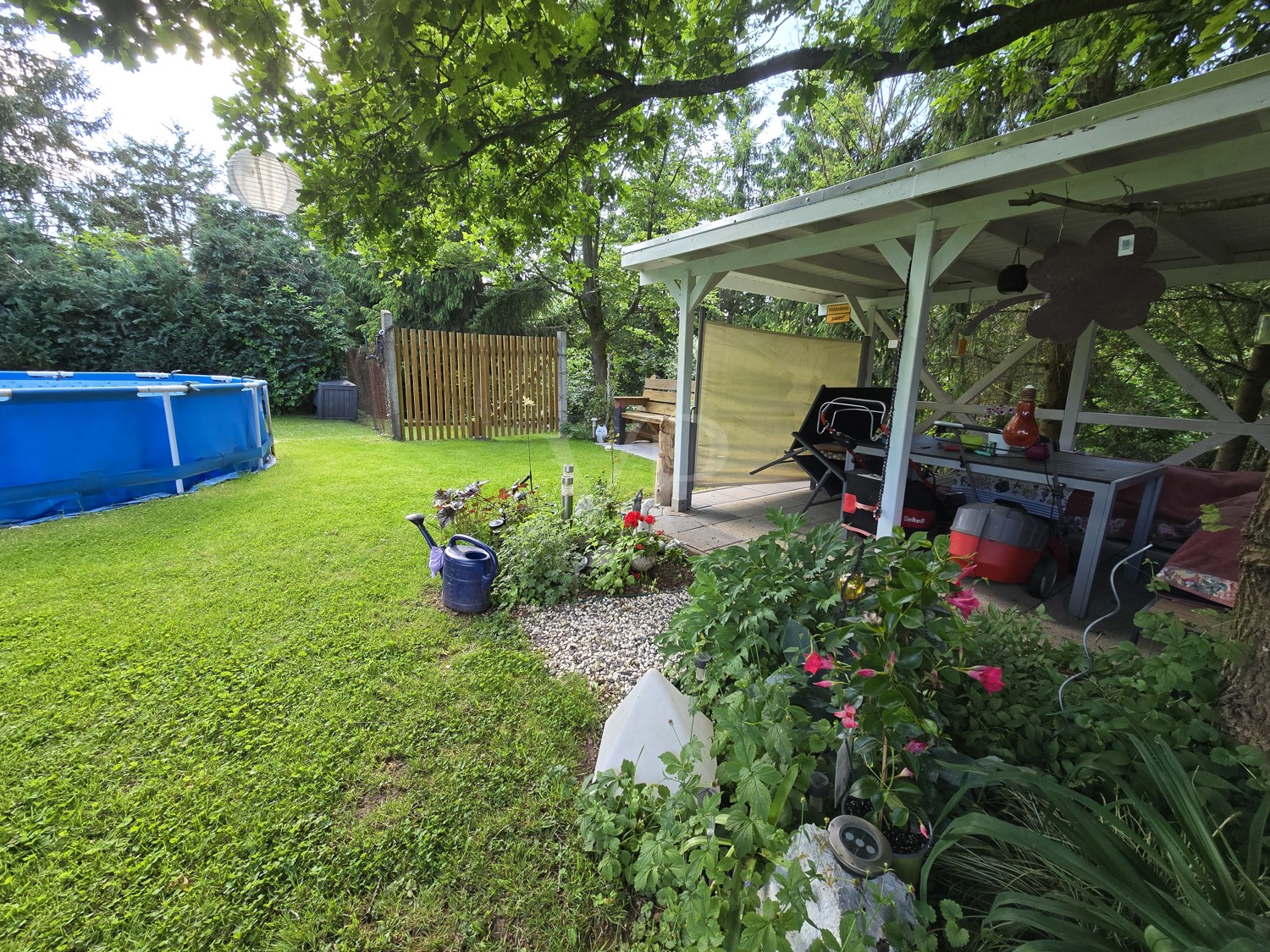 Garten im oberen Bereich mit überdachtem Freisitz