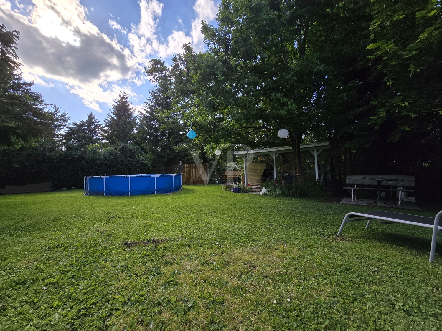 Garten im oberen Bereich mit Sitzplätzen