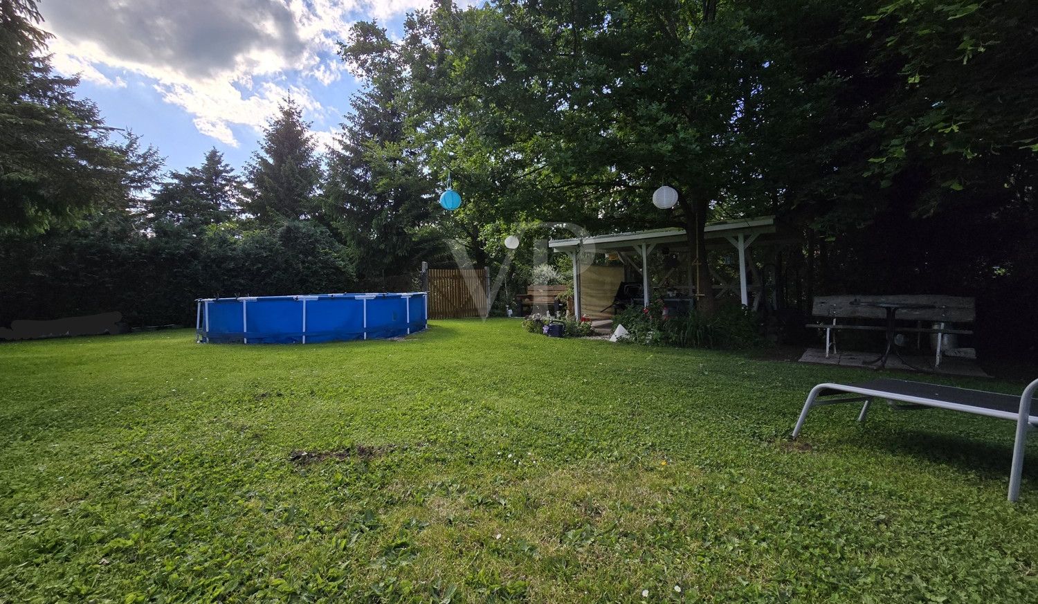 Garten im oberen Bereich mit Sitzplätzen
