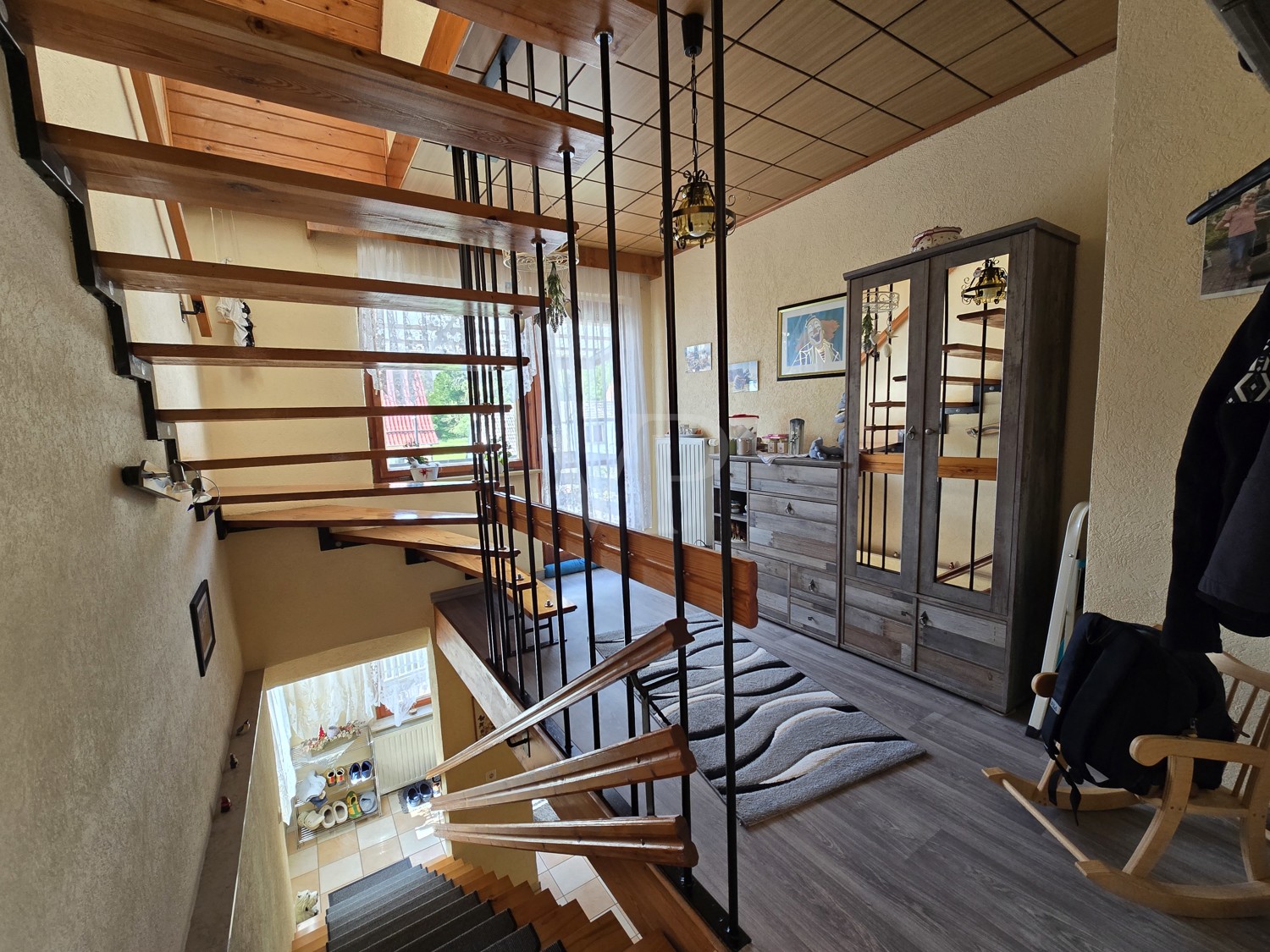 Obergeschoß mit Blick auf Einbautreppe