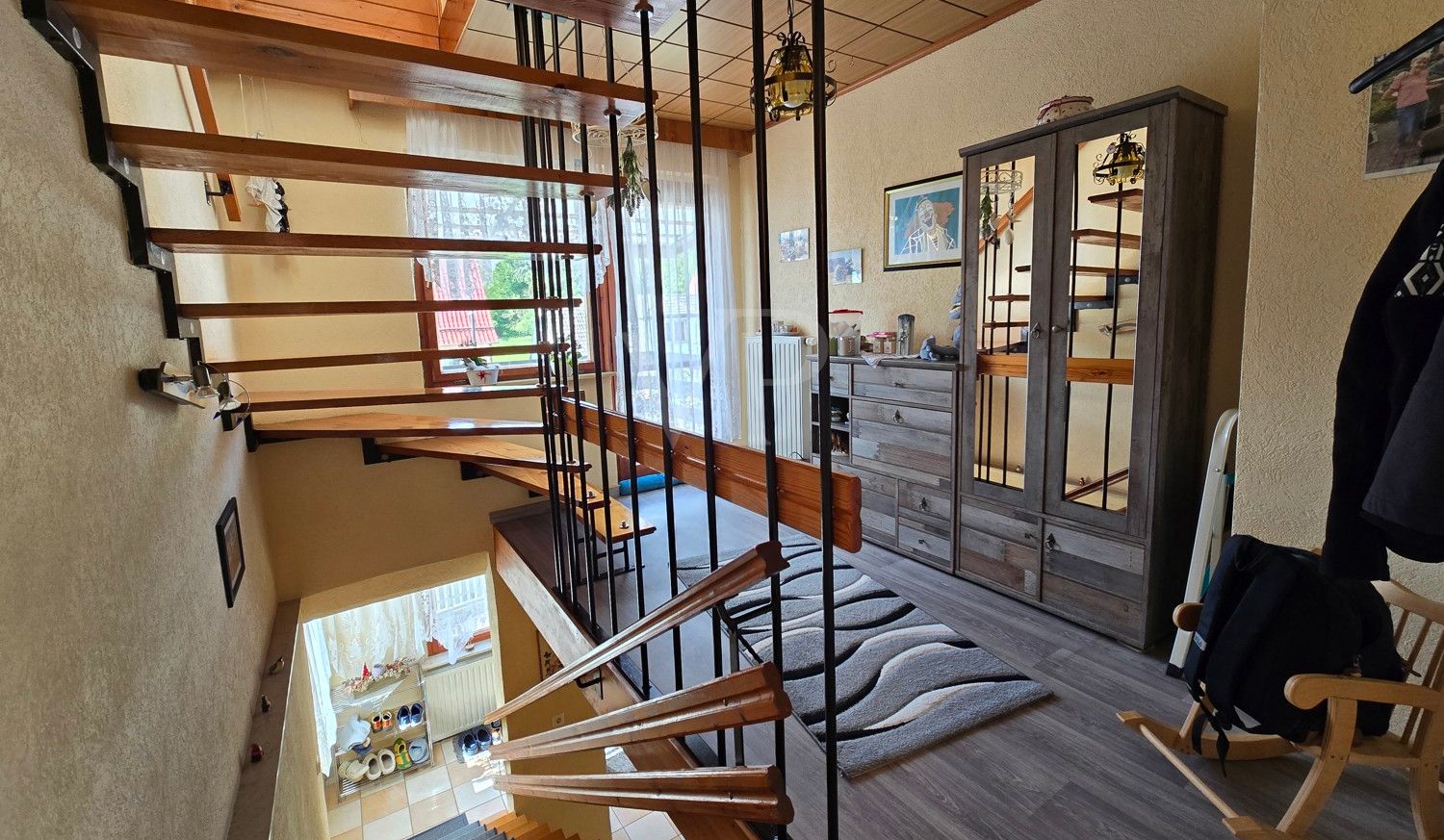 Obergeschoß mit Blick auf Einbautreppe