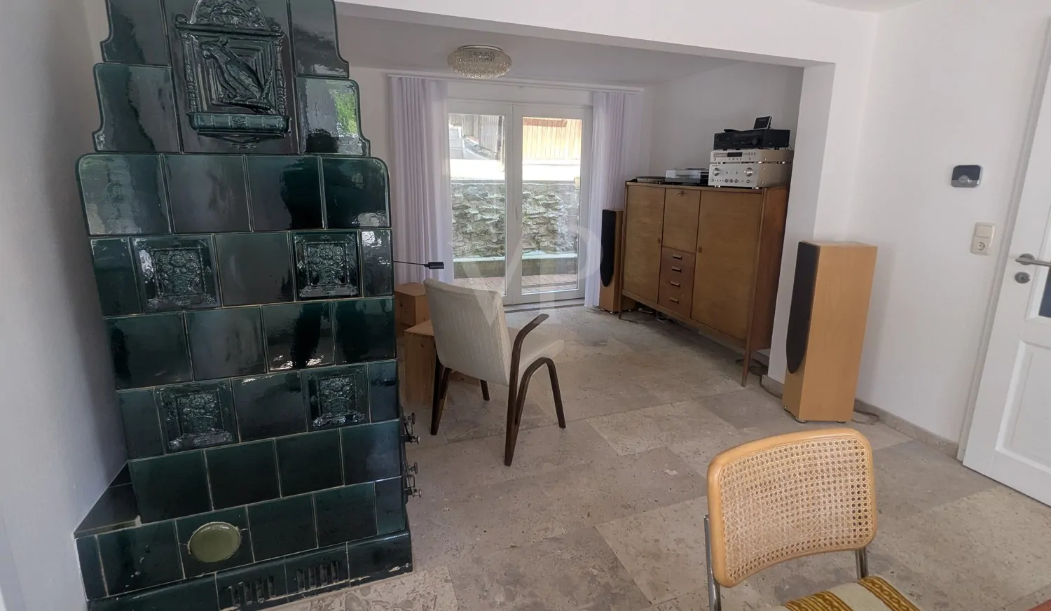 Erdgeschoß mit historischem Kaminofen