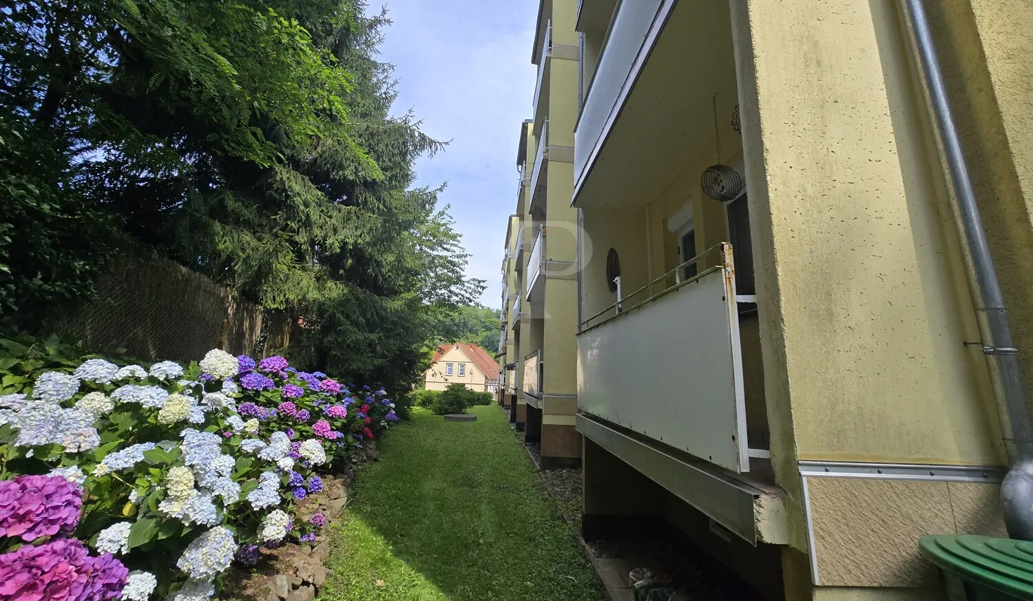 Ansicht Westen mit Grünstreifen