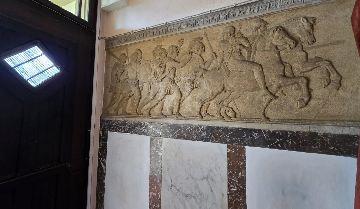 Relief im Eingangsbereich