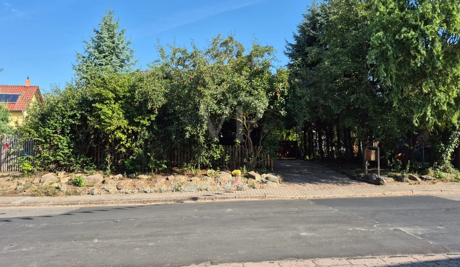 Ansicht Süden mit Zugangsweg Haus