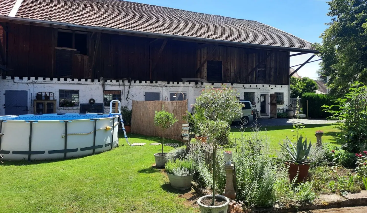 Ansicht Osten mit Nebengebäude ehem. Stallung Scheune