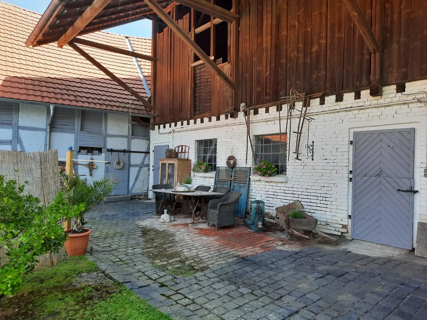 Sitzplatz vor ehem. Stallung