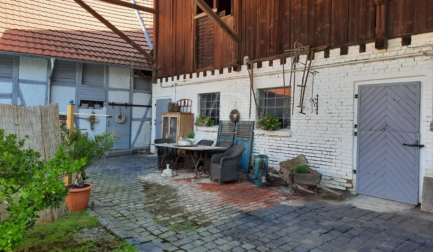 Sitzplatz vor ehem. Stallung