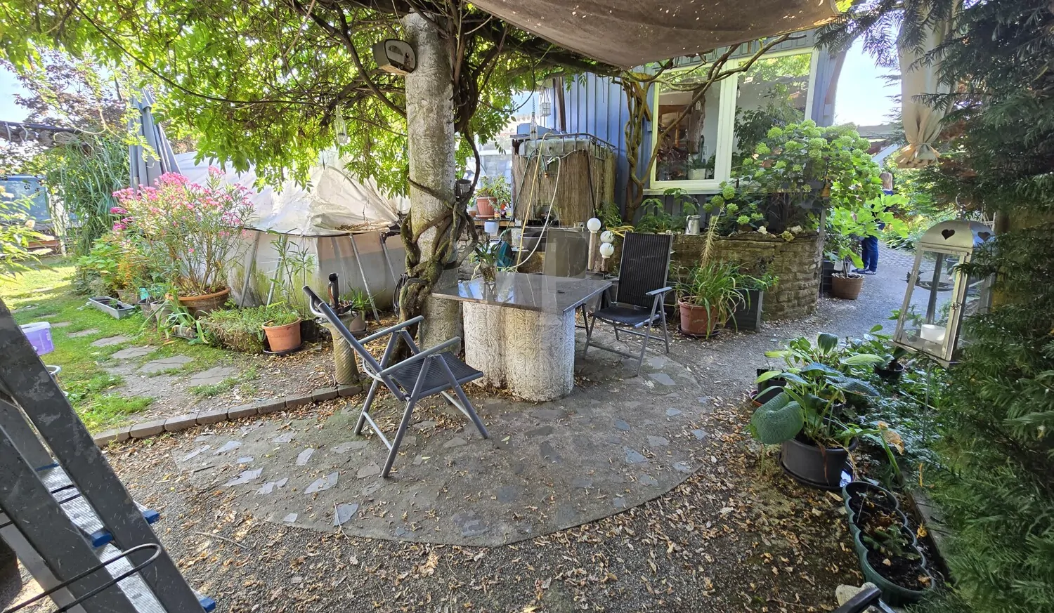 Ansicht Gartensitzplatz mit Blick auf Wintergarten