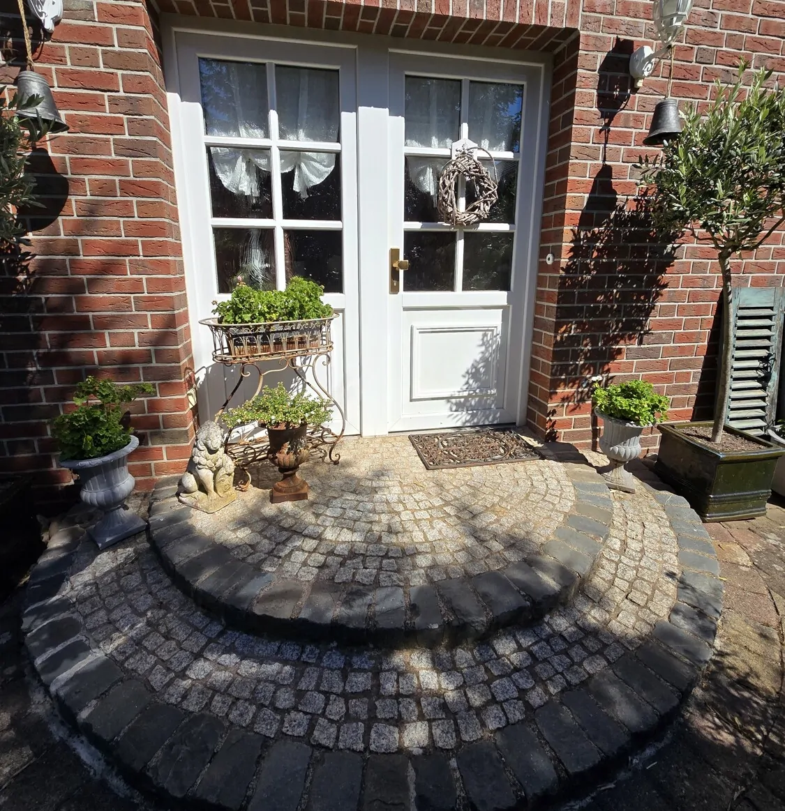 Ansicht Süd-Westen mit Detail Hauseingangstür