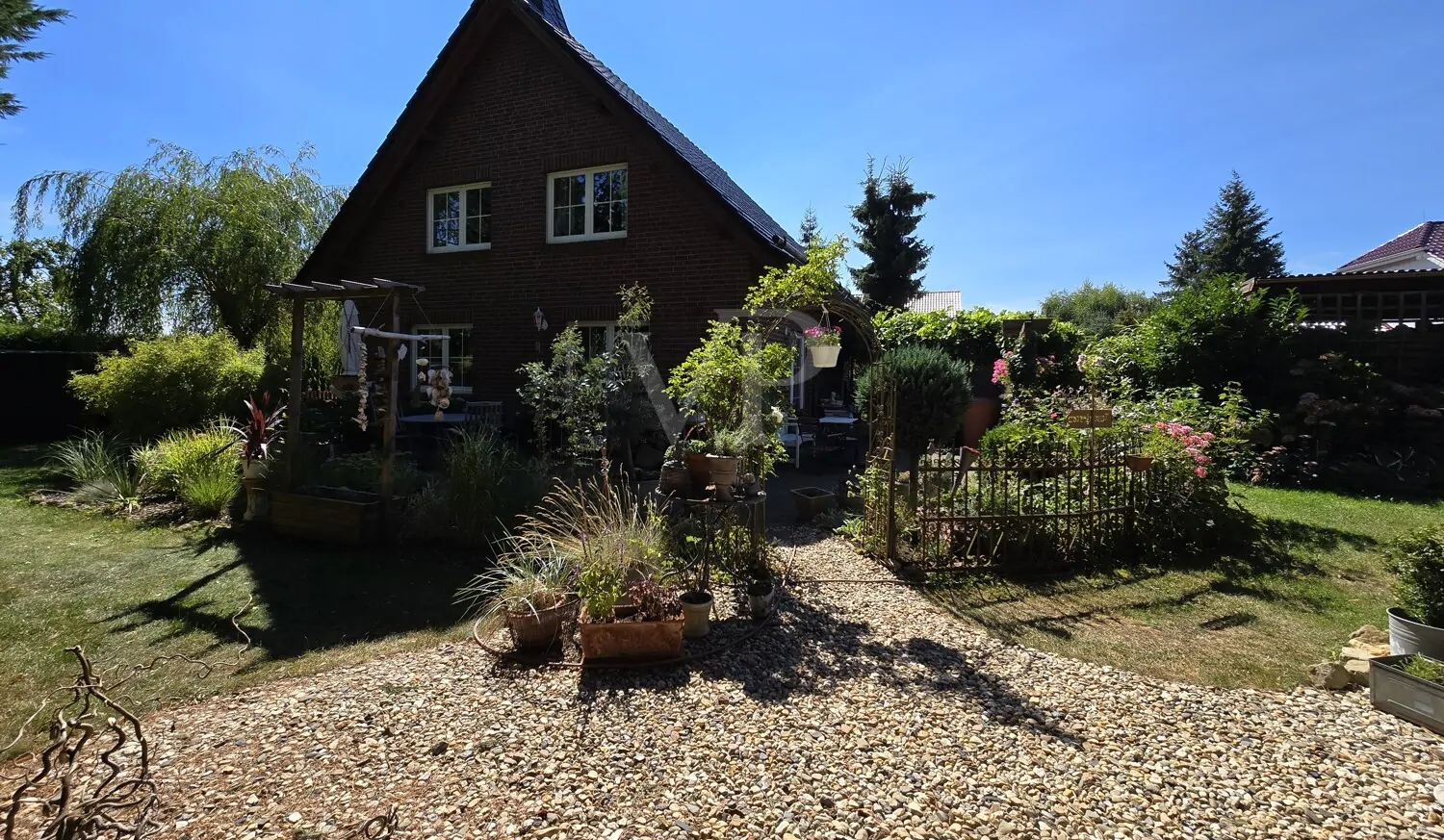 Ansicht Nord-Osten mit Gartenbereich