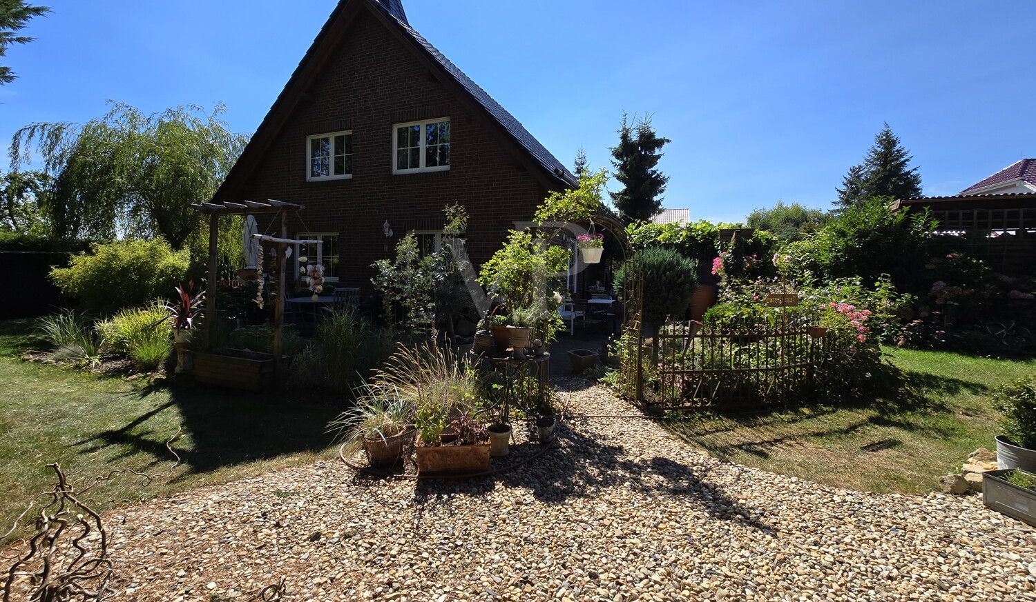Ansicht Nord-Osten mit Gartenbereich