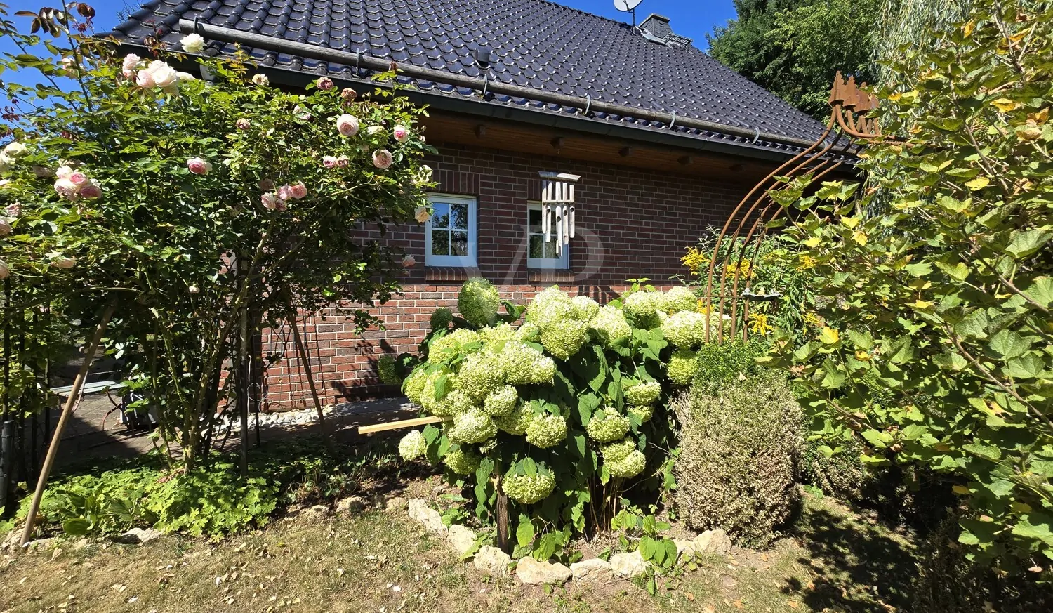 Ansicht Süd-Osten mit Detail Gartenbereich