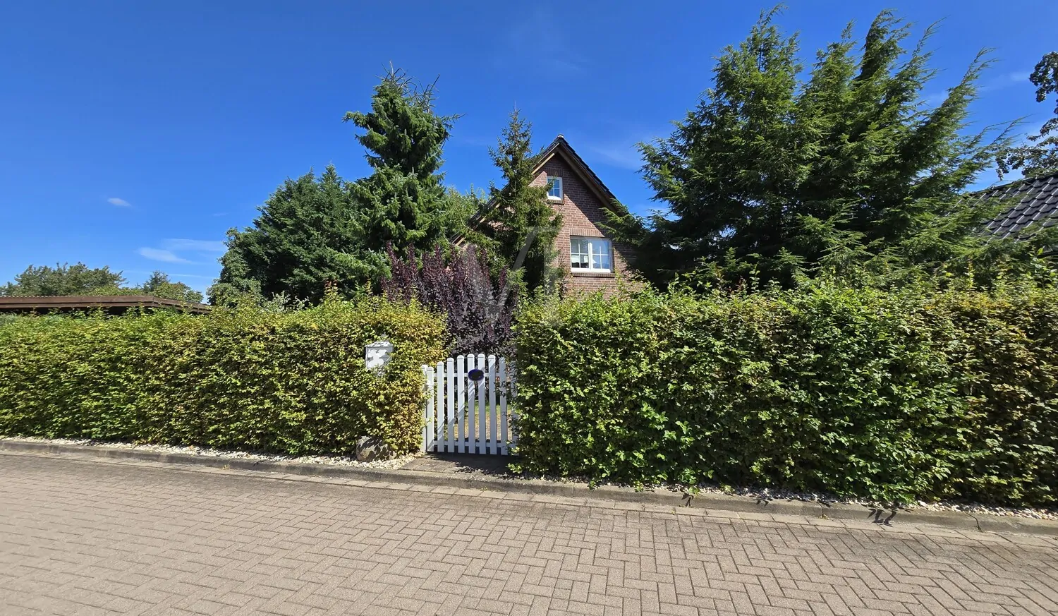 Ansicht Süd-Westen von Straßenseite mit Zugang Haus