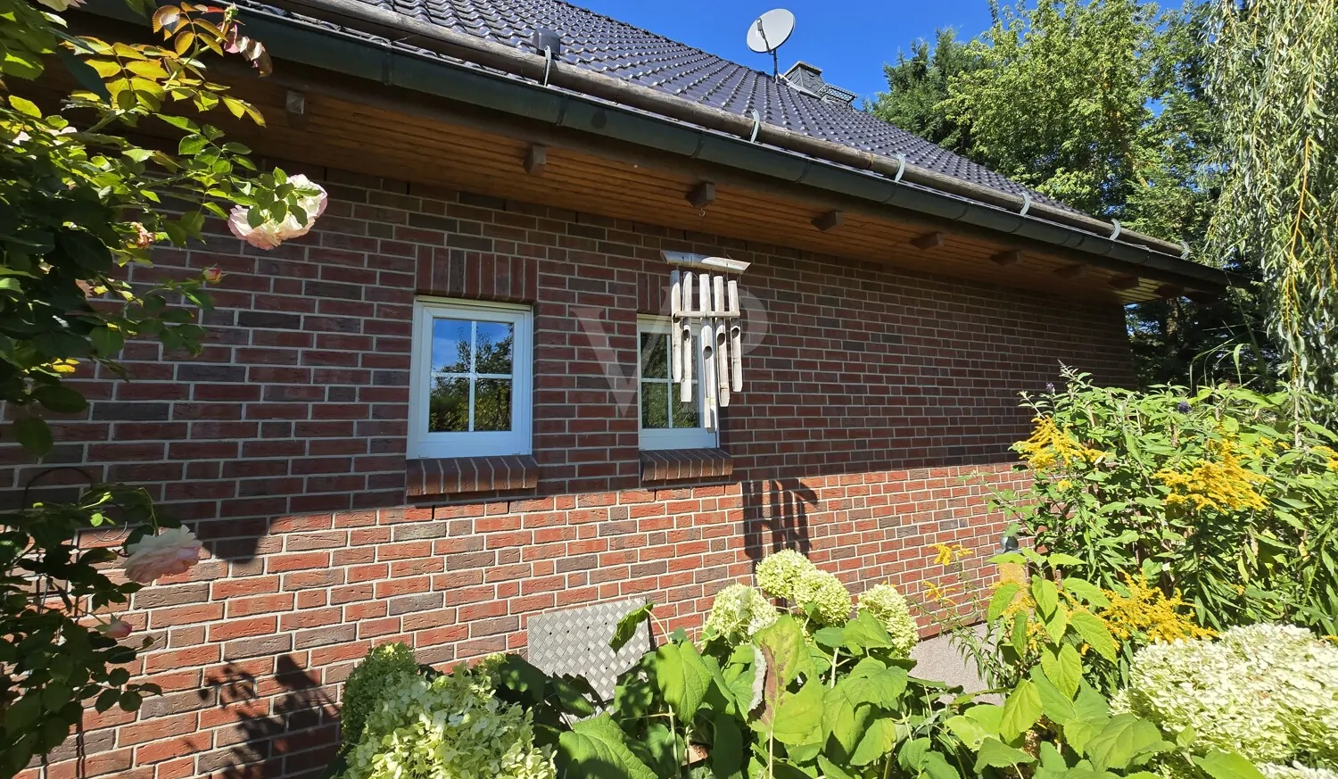 Ansicht Süd-Osten mit Detail Fassade