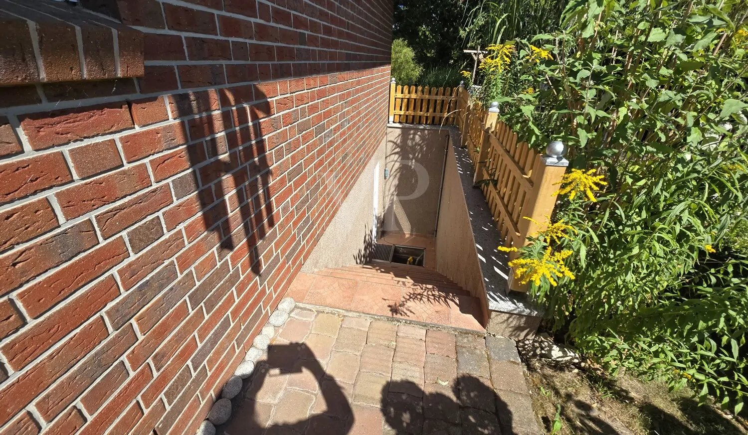 Ansicht Süd-Osten mit Detail Zugang Kellergeschoß