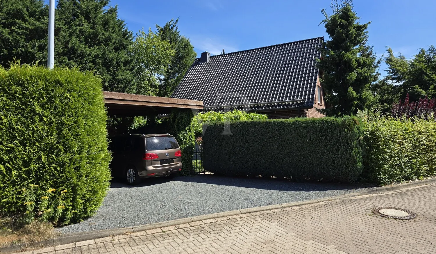 Ansicht Straßenseite mit Einfahrt Doppelcarport