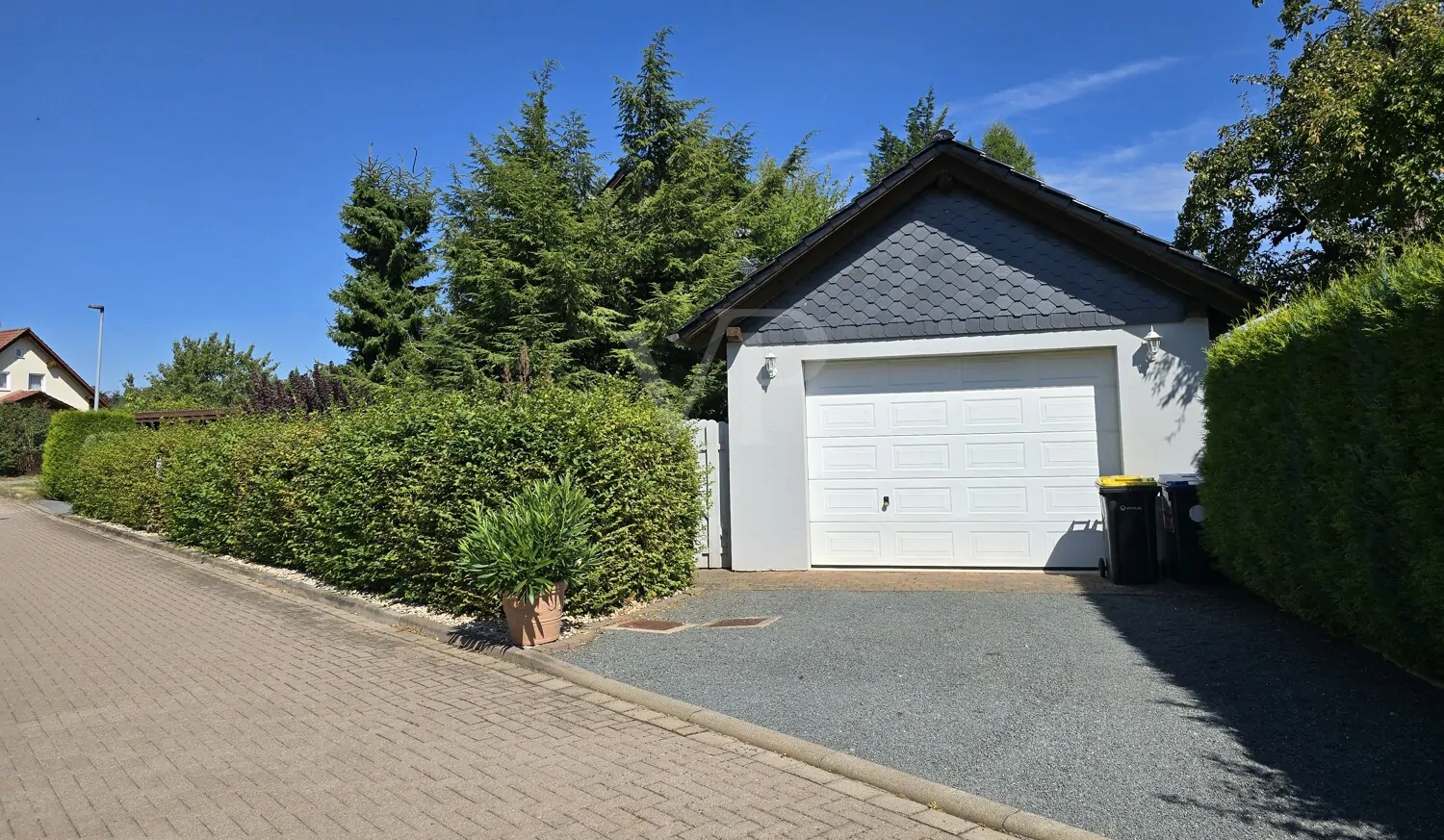 Ansicht Straßenseite mit Einfahrt Garage