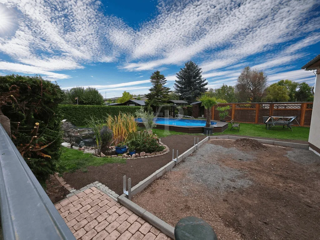 Ansicht Gartenbereich mit Poolanlage