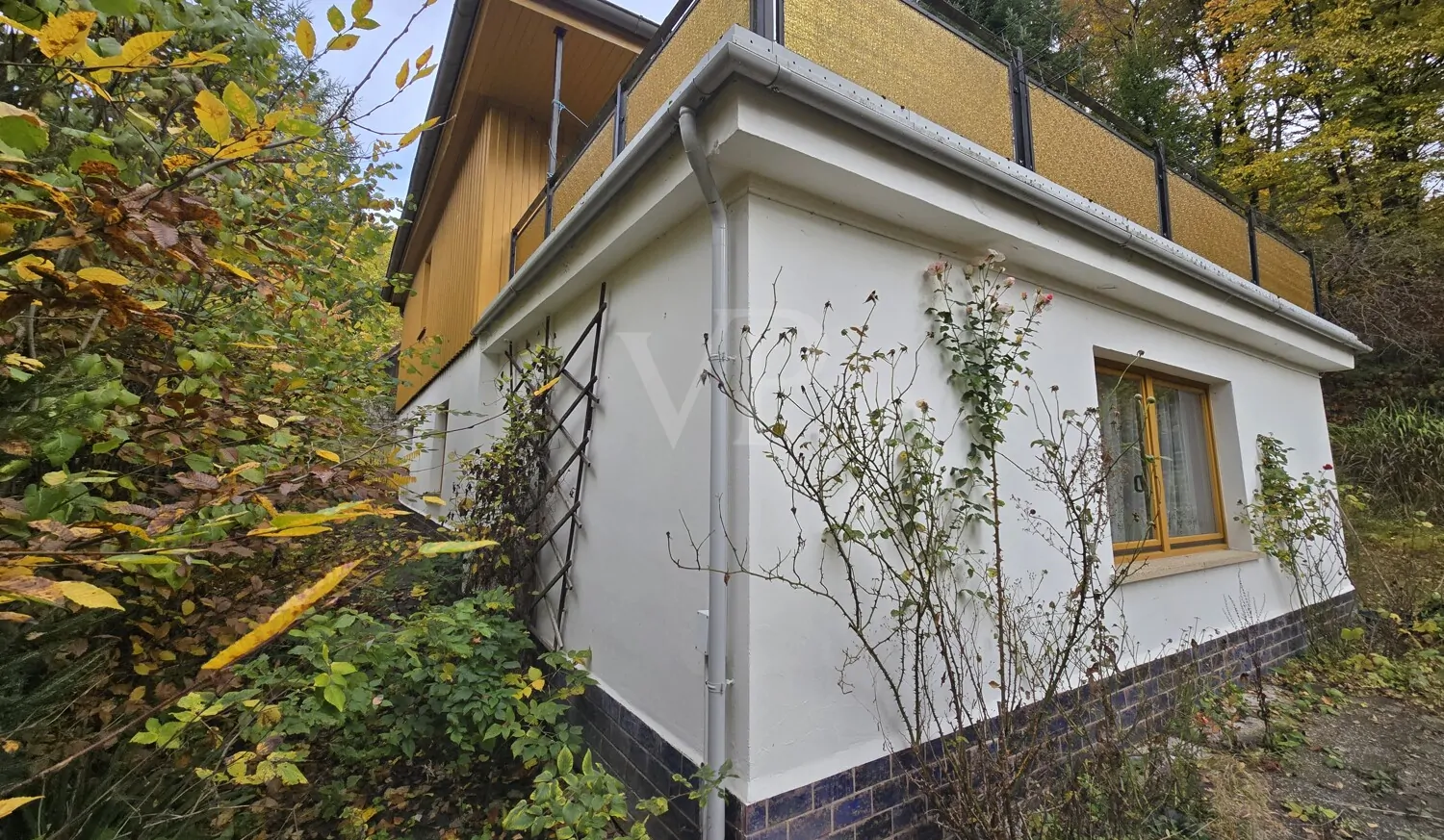 Ansicht Süden mit  Ferienwohnung und Terrassenaufbau