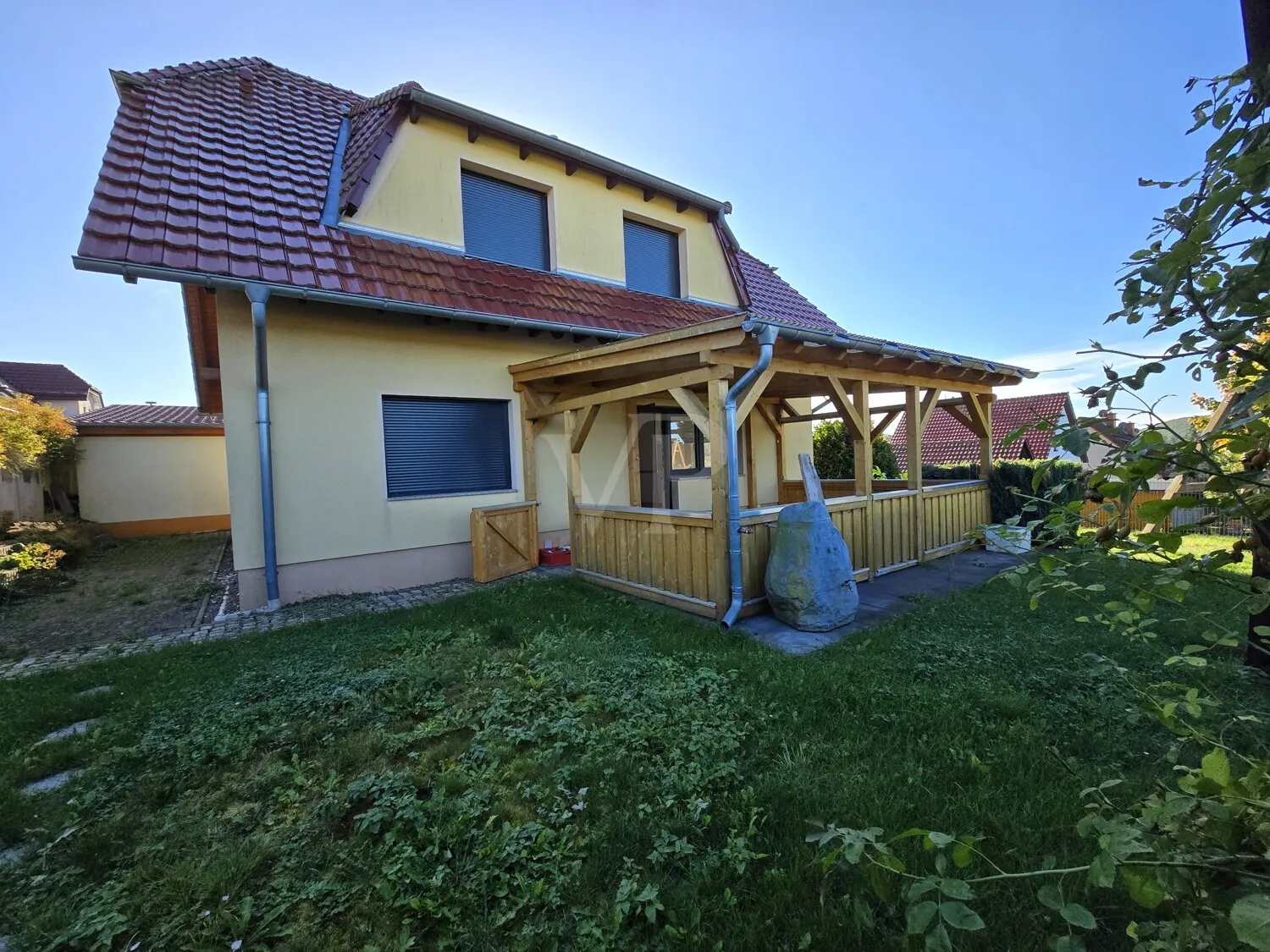 Ansicht Garten mit überdachtem Freisitz