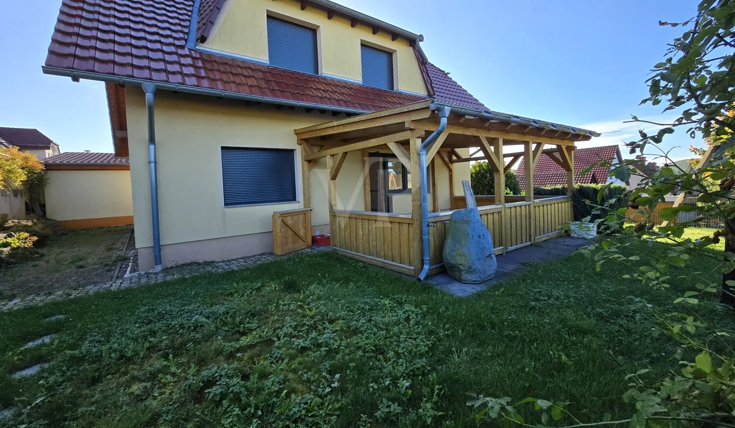 Ansicht Garten mit überdachtem Freisitz