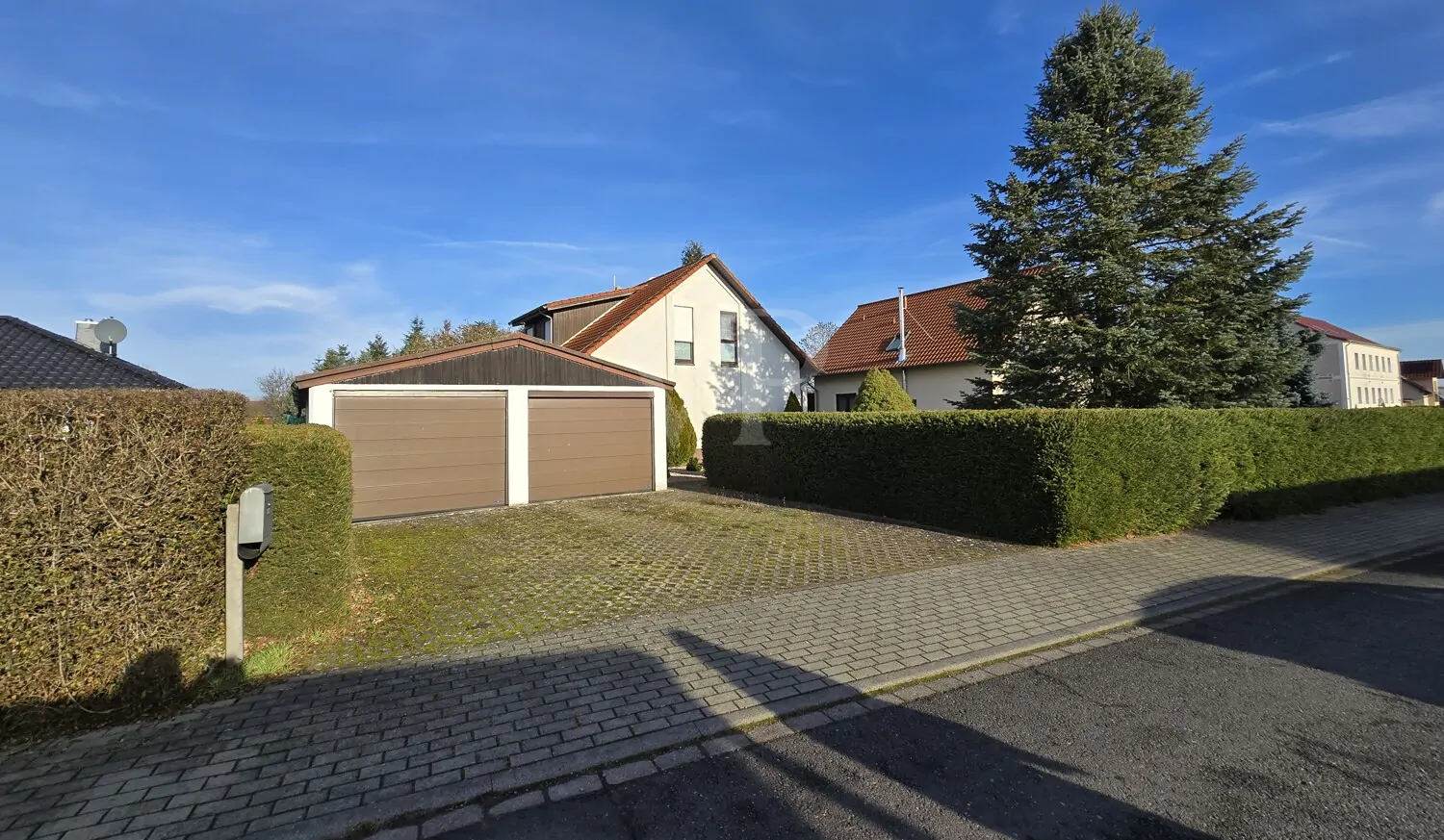 Ansicht Süden mit Zufahrt Grundstück