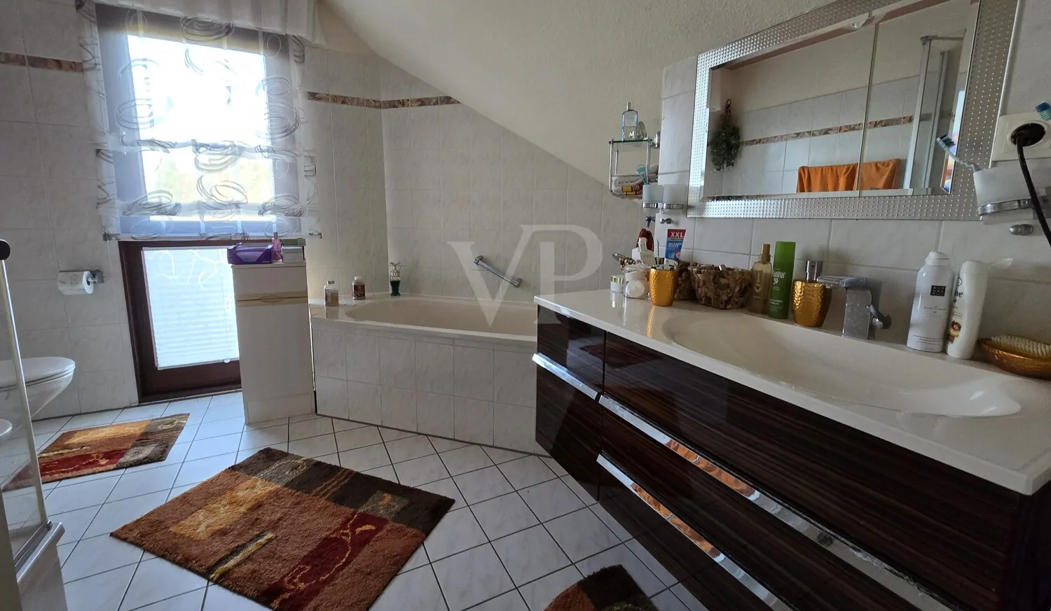 DG Badezimmerbereich Blick 01