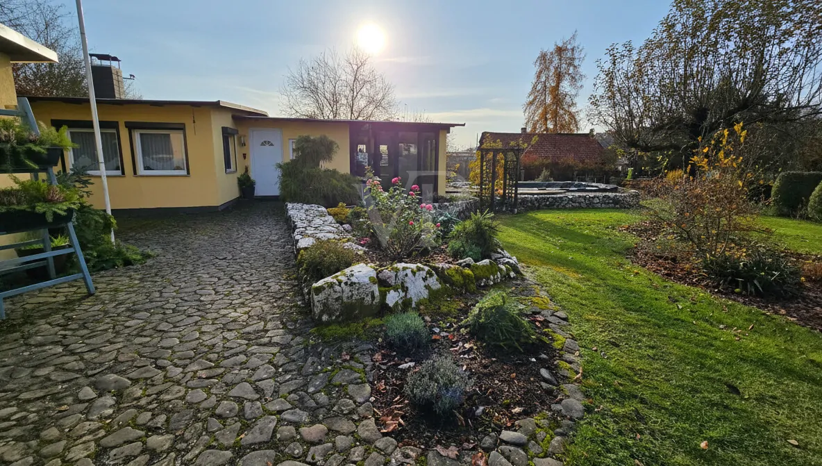 Ansicht Zugang Wochenendhaus-Anlage Herbstimpression