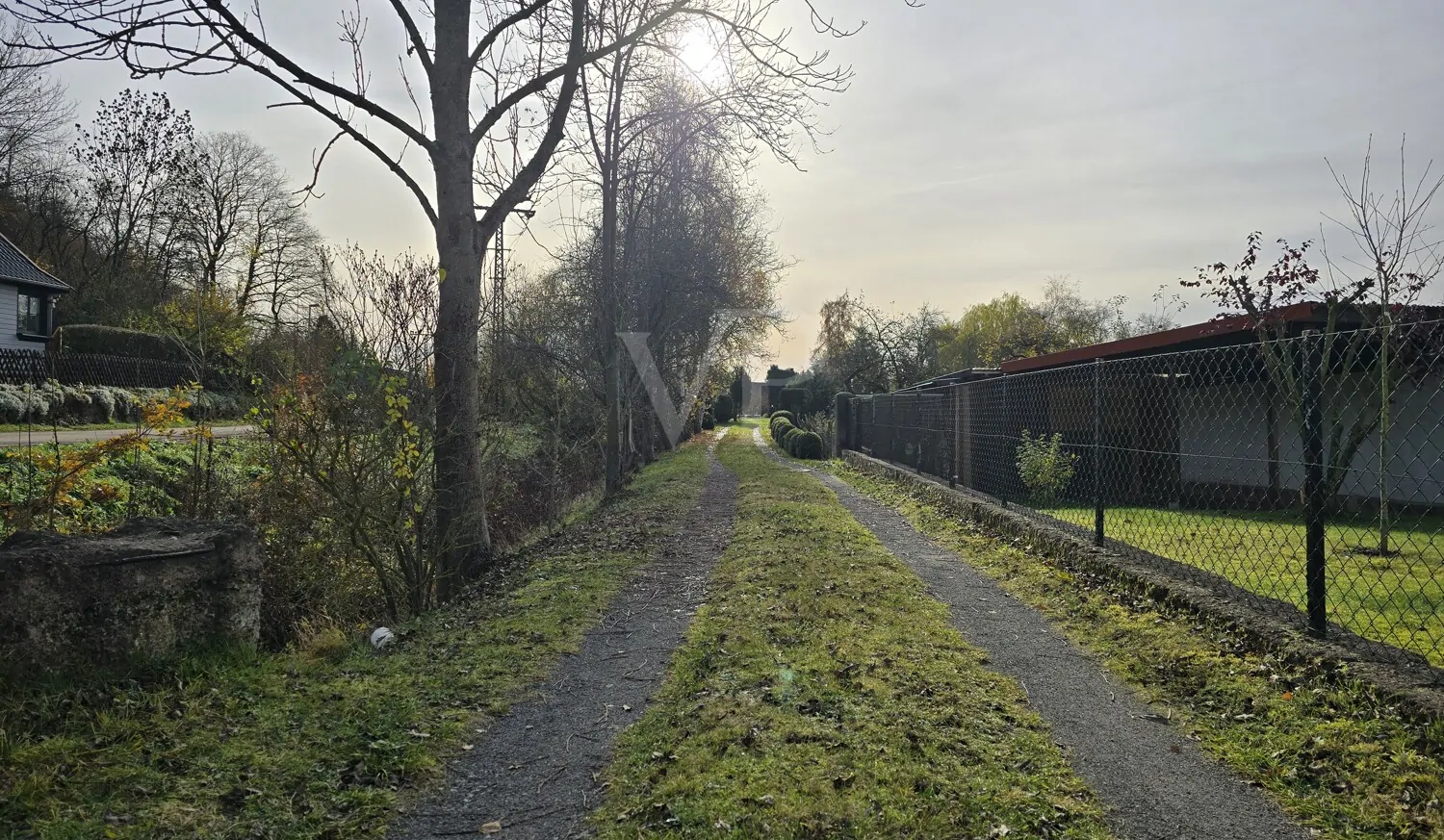 Zufahrt auf Grundstück Herbstimpression