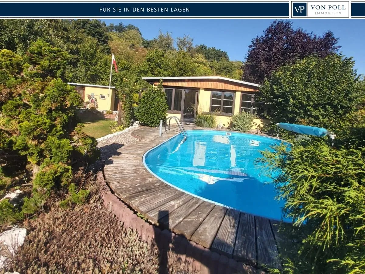 Ansicht Poolseite mit Sommerimpression