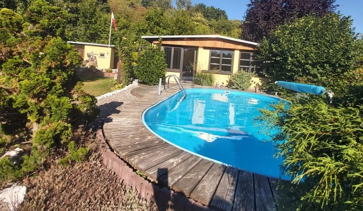 Ansicht Poolseite mit Sommerimpression