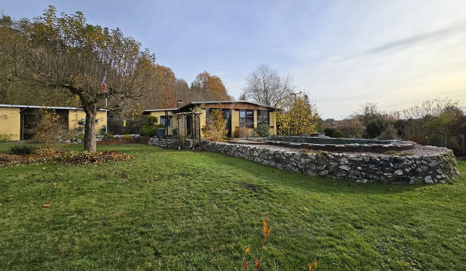 Ansicht Westen mit Poolseite Herbstimpression