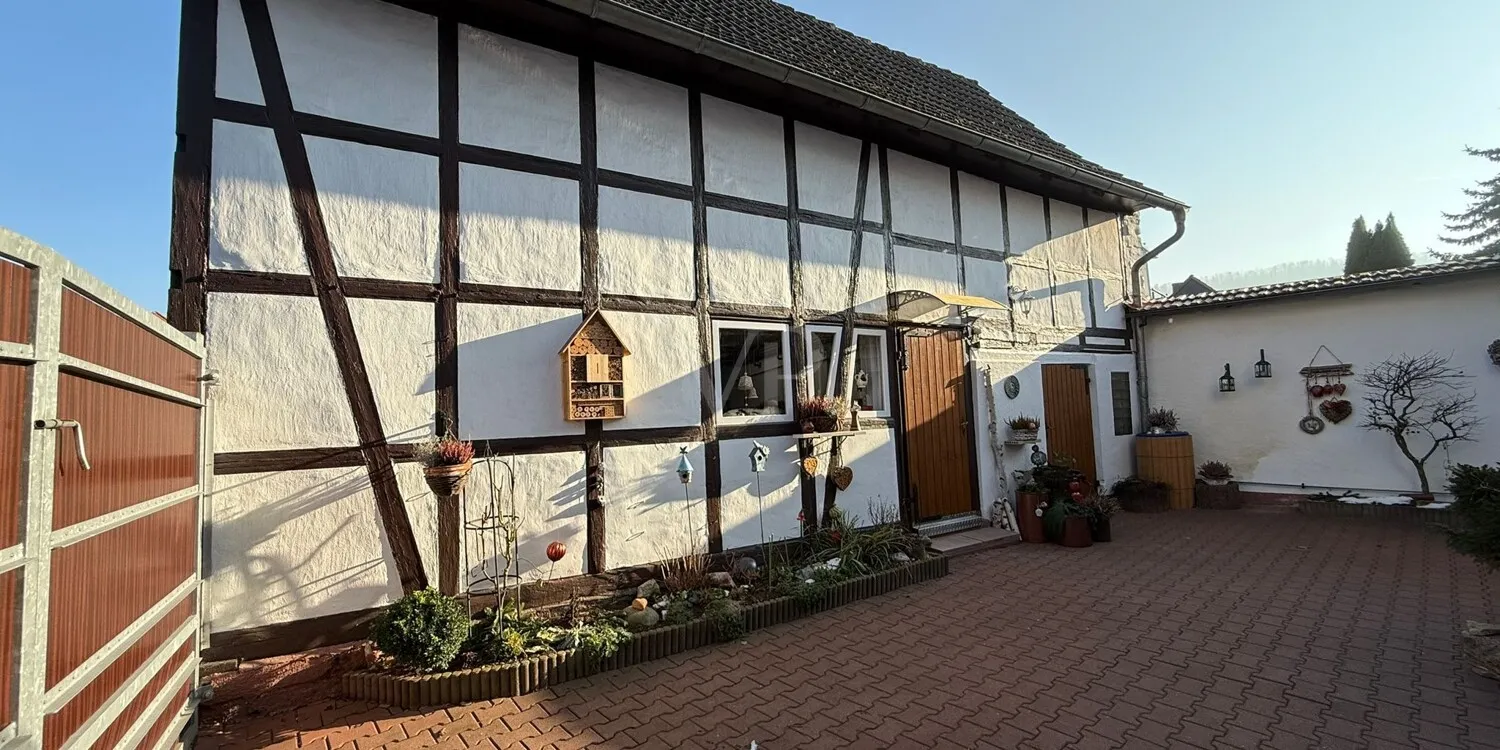 Hofansicht mit Ansicht Nebengebäude/Garage