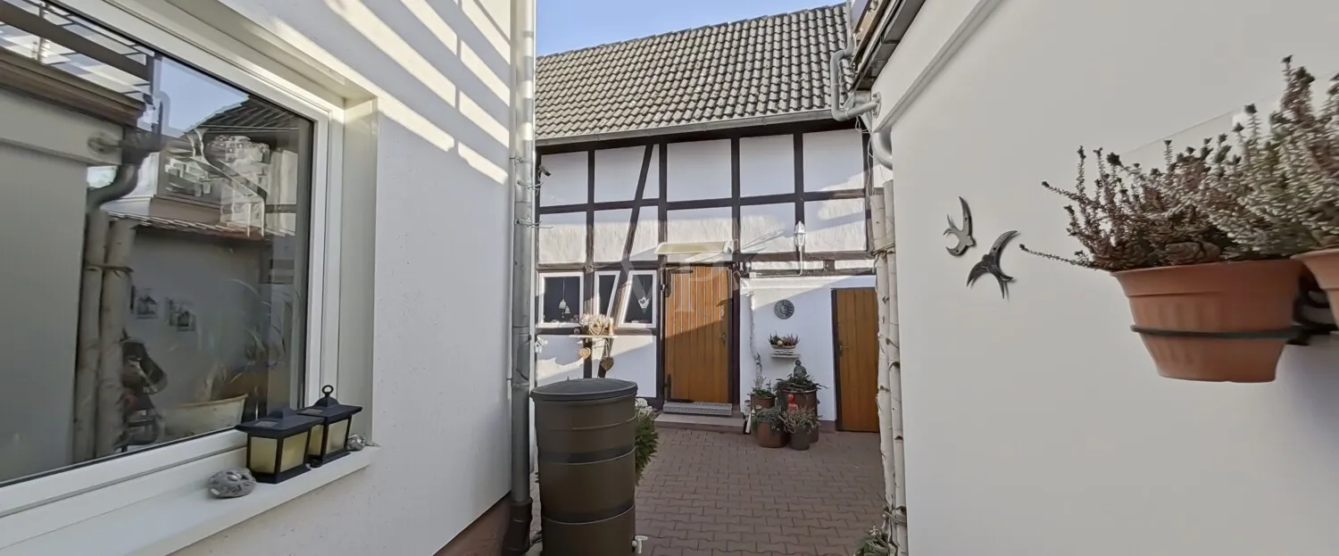 Hofansicht mit Blick Zugang zum Nebengebäude