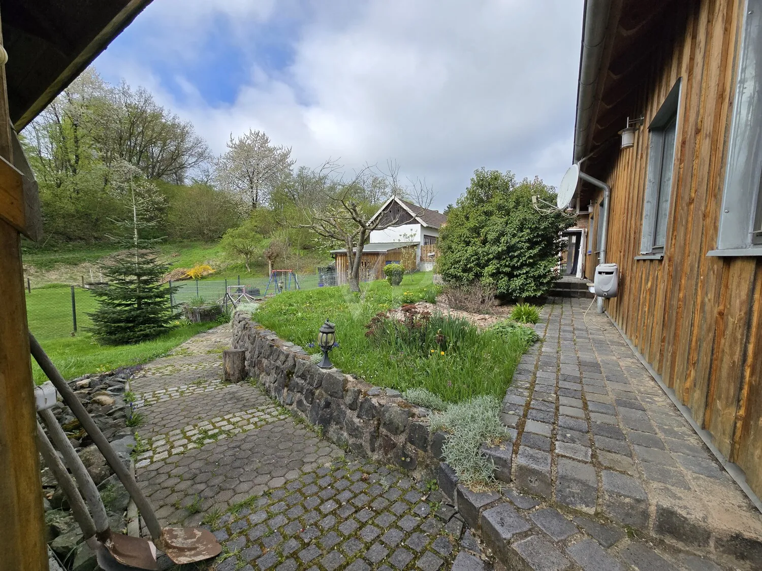 Blick Gartenbereich hinten mit Südseite Haus
