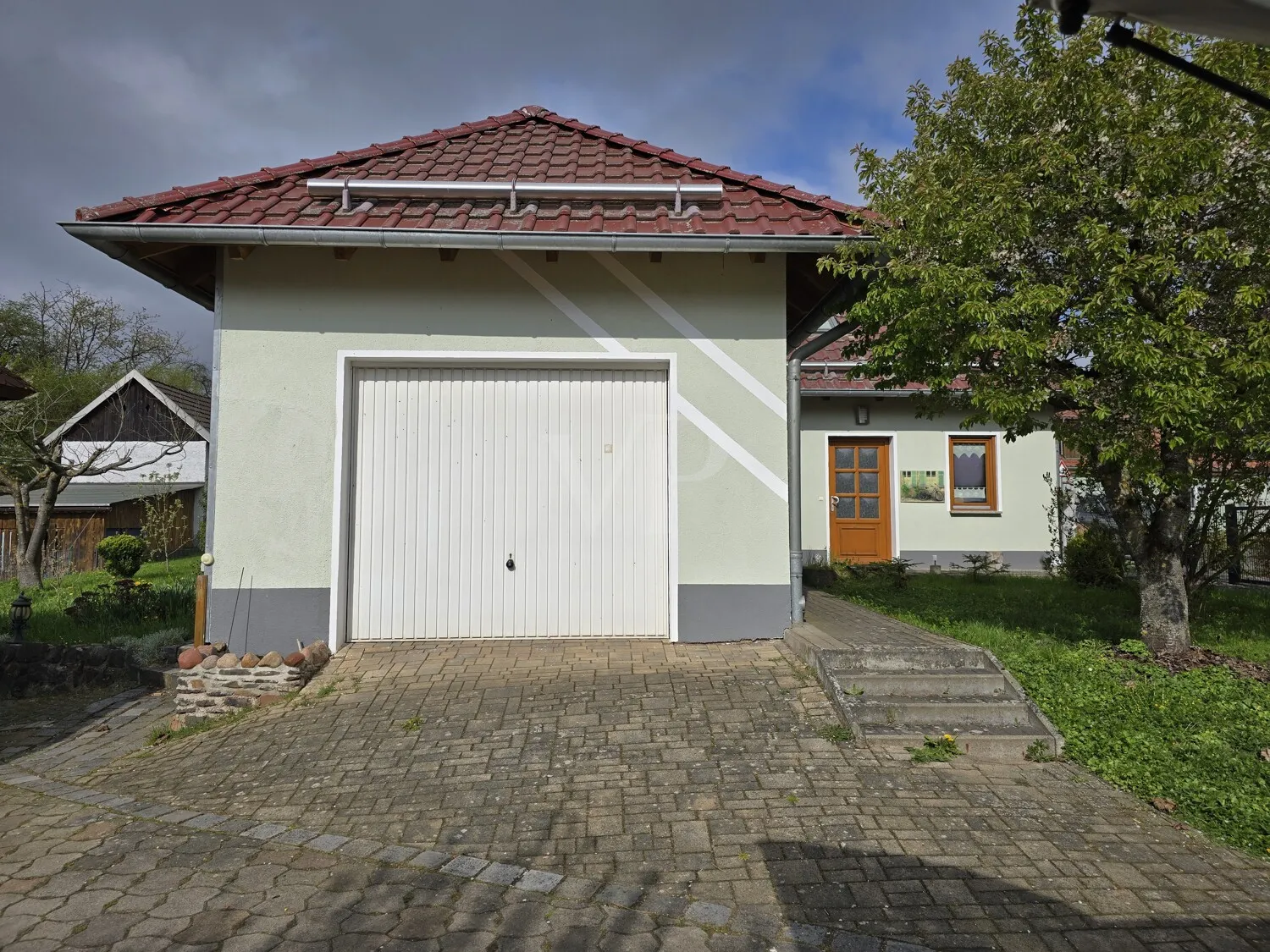 Ansicht Osten mit Garage und Eingangsseite