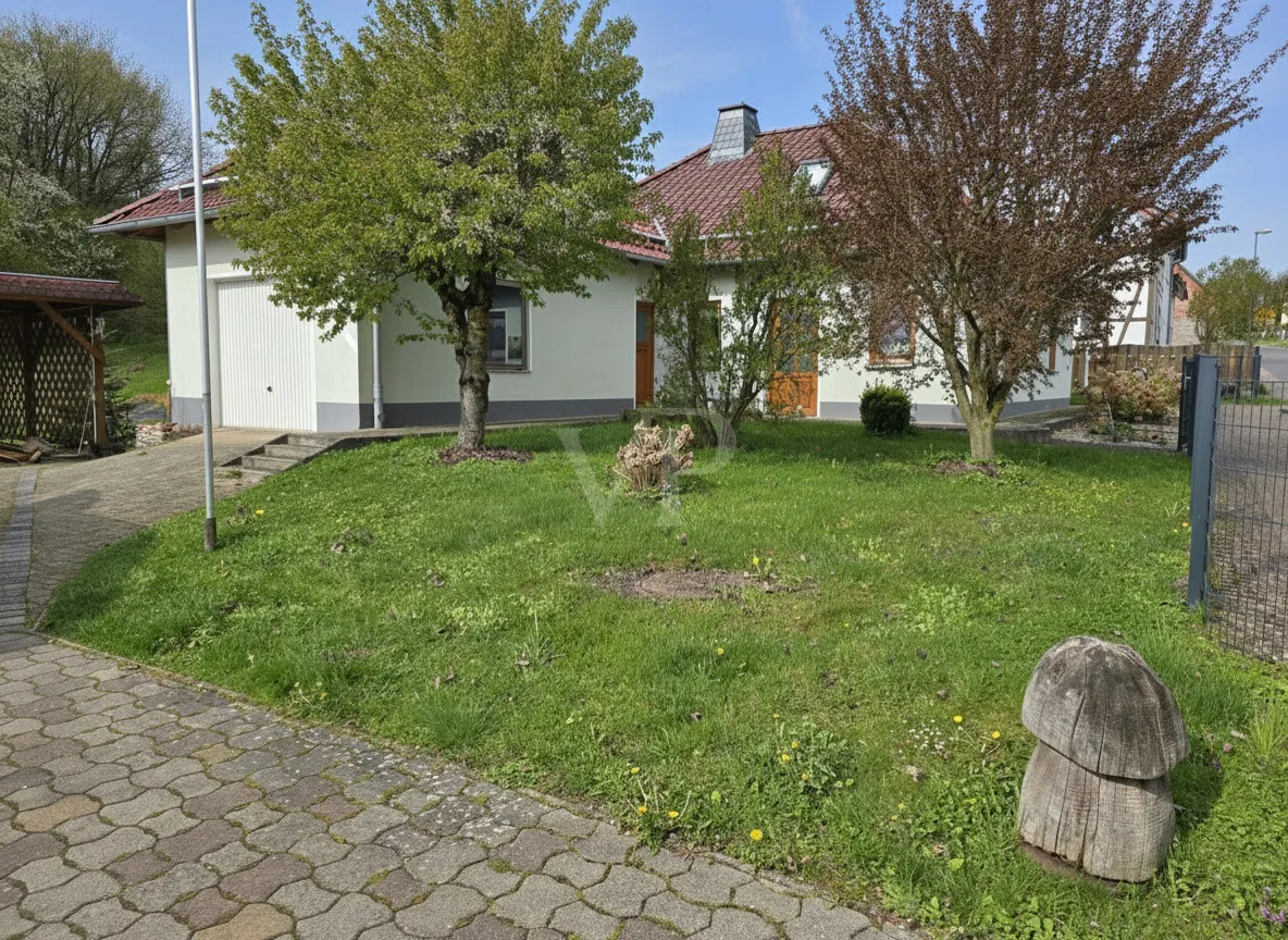 Ansicht Osten mit Einfahrt Grundstück