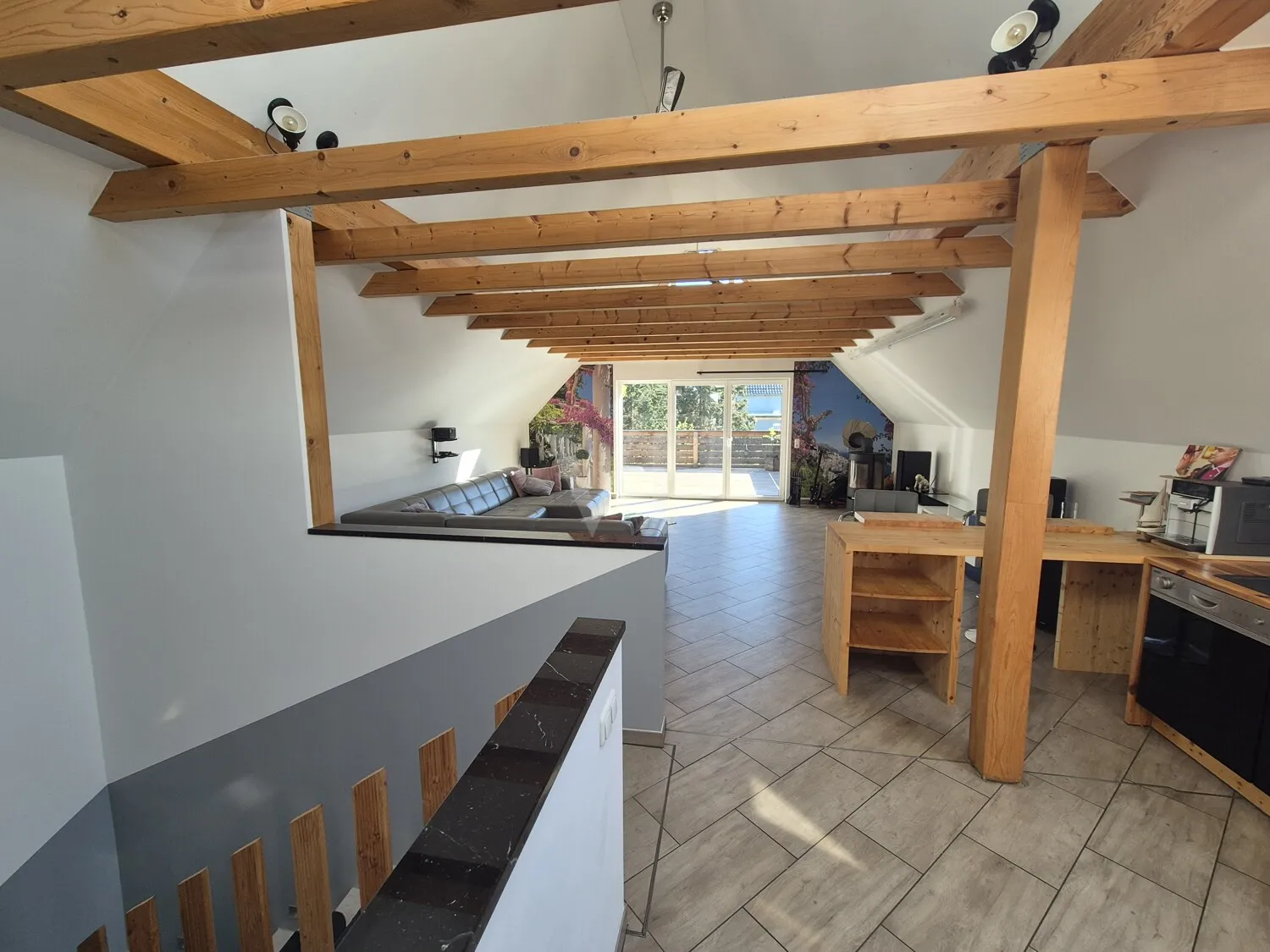 DG Küchenbereich mit Blick Wohnzimmer