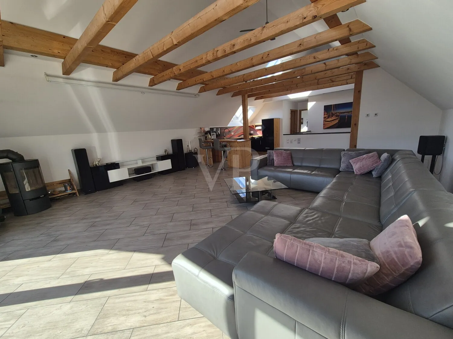 DG offenes Wohnzimmer mit Fernsehblick