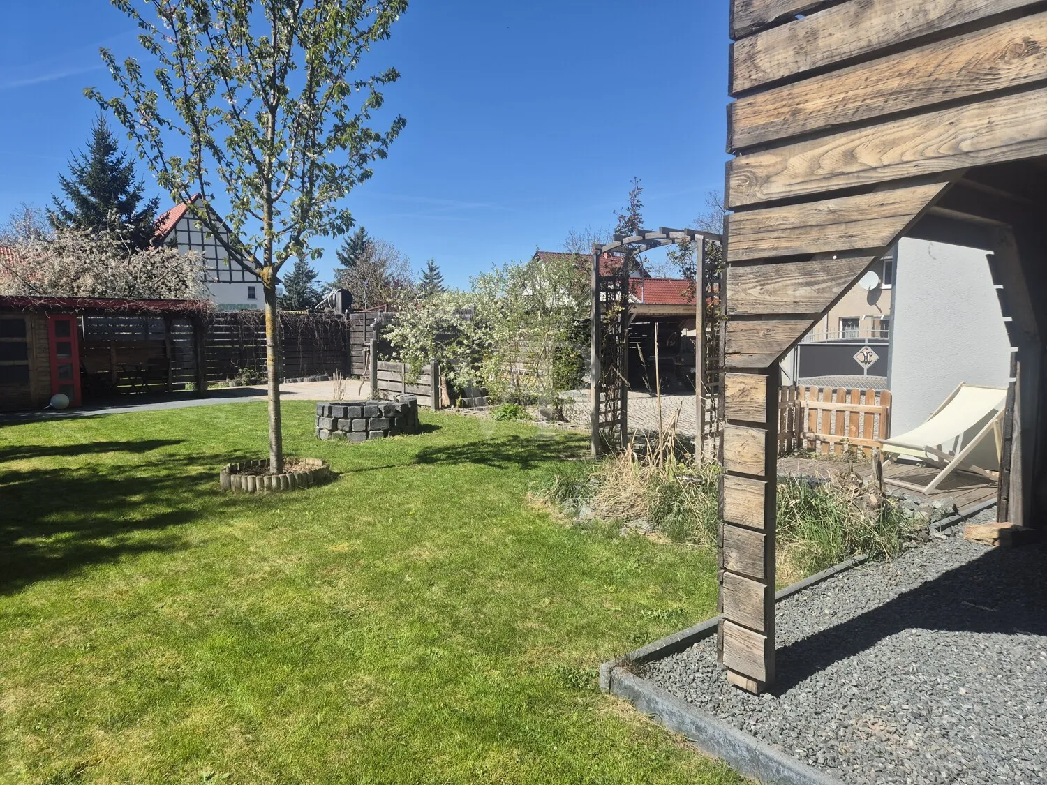 Außenanlage mit Gartenbereich