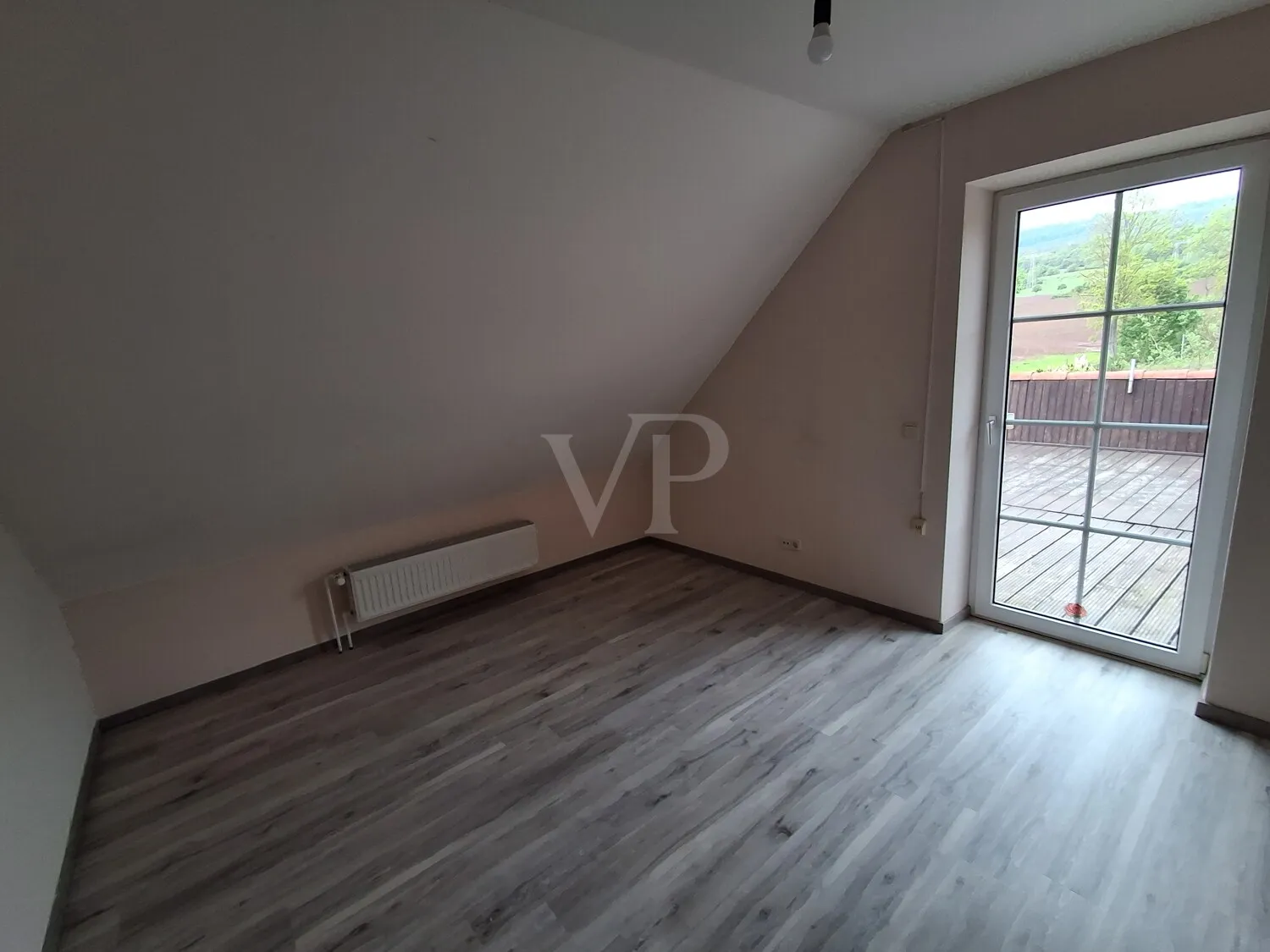 DG Zimmer mit Austritt Dachterrasse