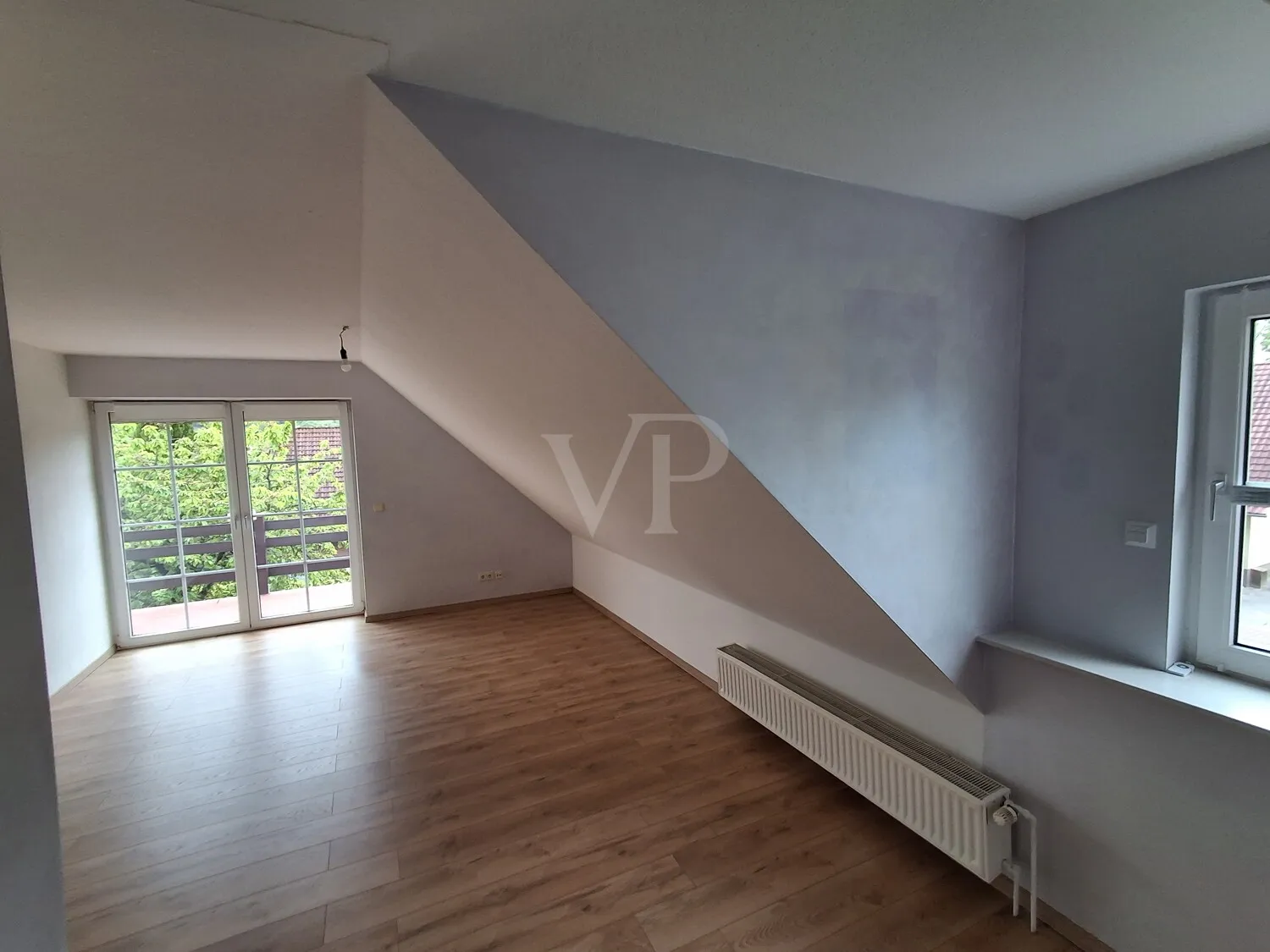 DG Wohnzimmerbereich mit Blick Balkon