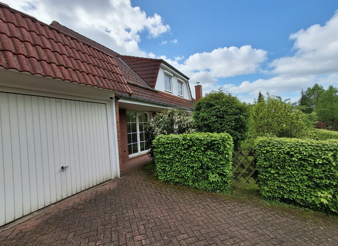 Ansicht Westen mit Nebenzugang und Doppelgarage